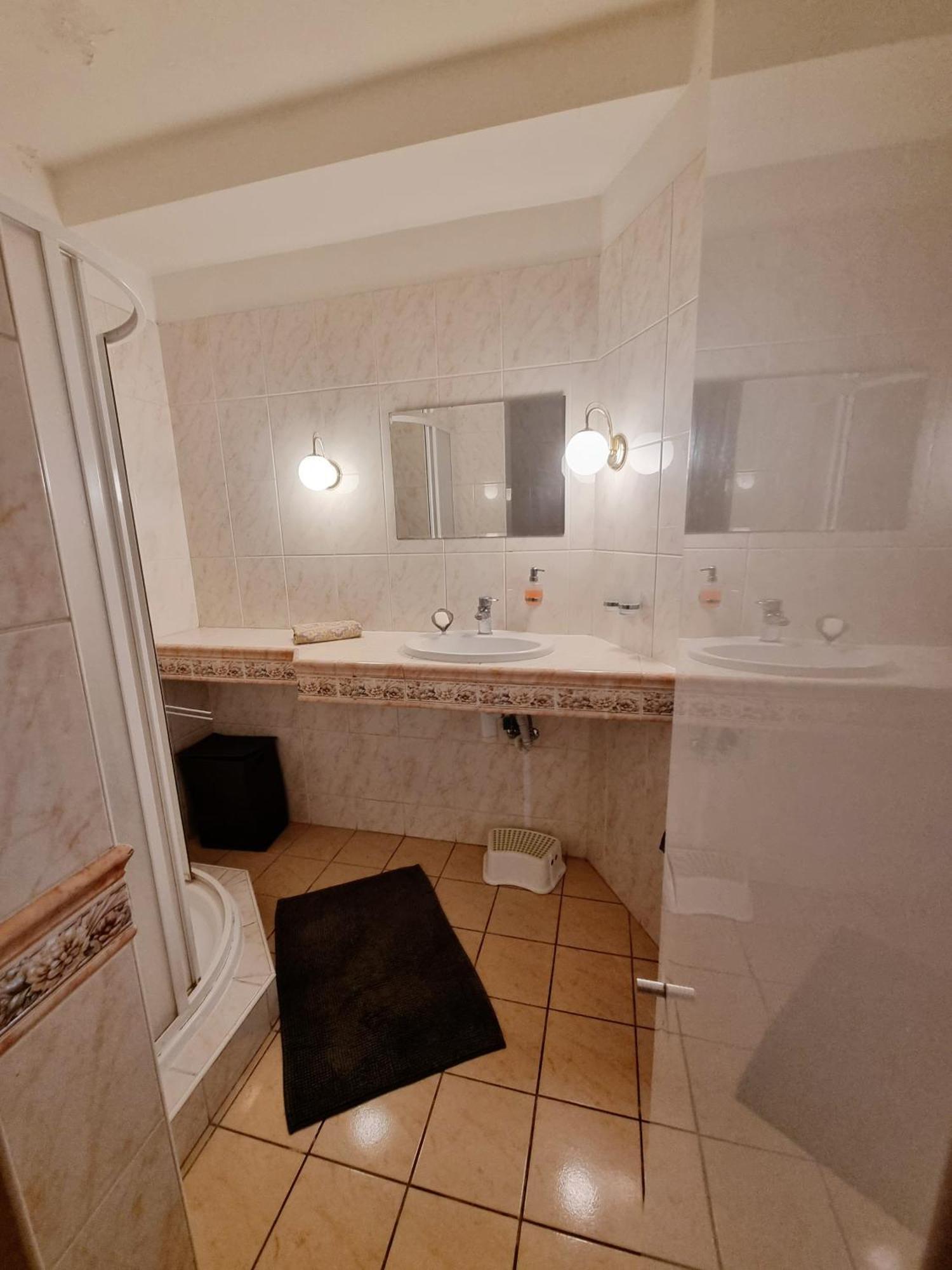 Big 4 Room Huge Apartment Bratysława Zewnętrze zdjęcie